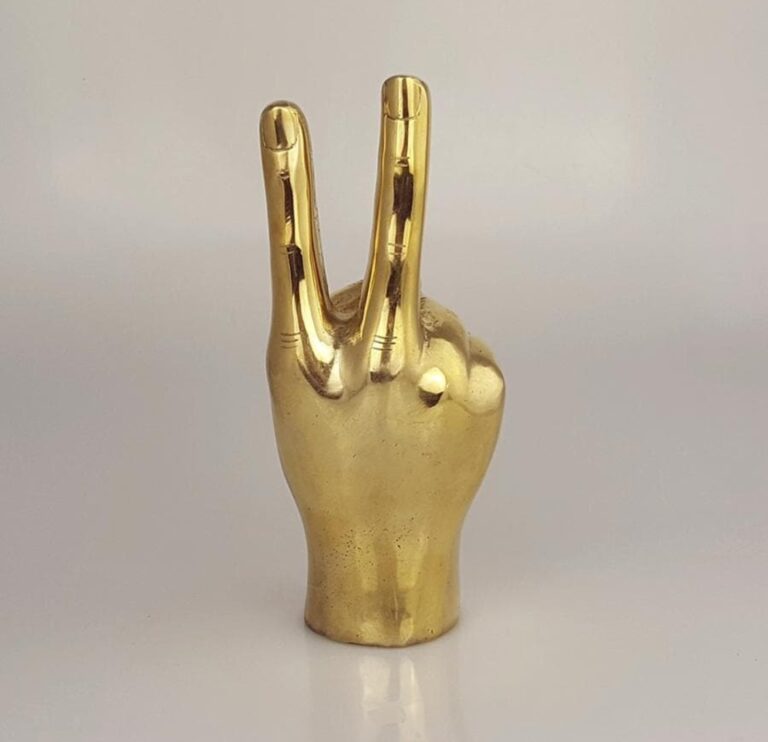 MAN HAND PAPER HOLDER